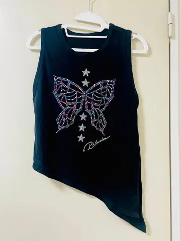 R-LONDON 스테인드 버터플라이 비대칭 슬릿 탱크탑