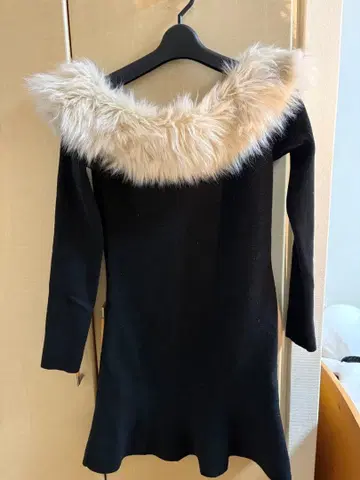 ROYAL PARTY 퍼 장식 블랙 미니 원피스