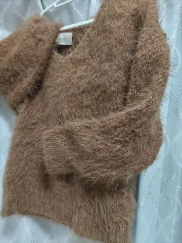 브라운 V넥 긴팔 니트