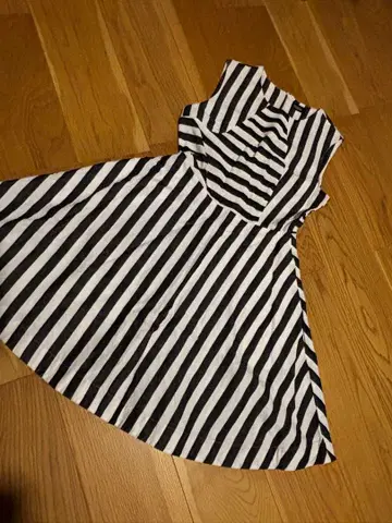 KATE SPADE SATURDAY* 스트라이프 패턴 슬리브리스 원피스