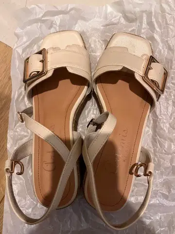 스퀘어토 벨트 디자인 통굽 스트랩 샌들