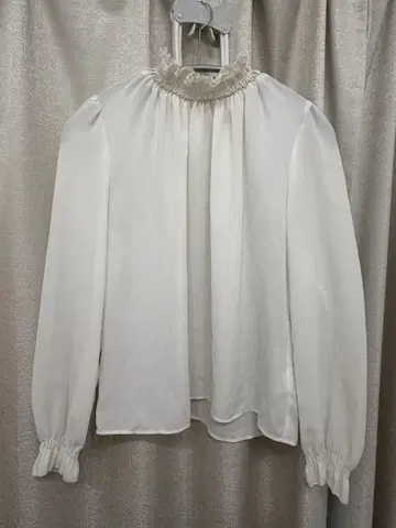 화이트 긴팔 블라우스