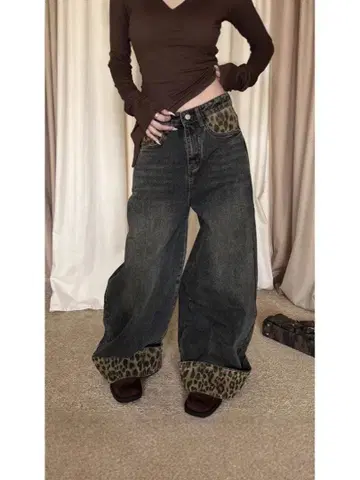 레오파드 무늬 밑단이 있는 다크 데님 팬츠 한국 스타일