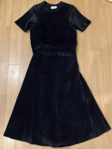 Mila Owen 퍼 니트 셋업 상의 스커트