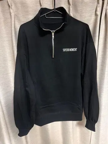 SUPERB MOMENT 블랙 하프 지퍼 맨투맨