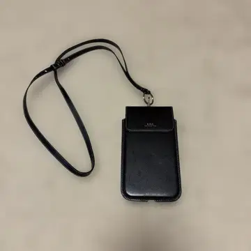A.P.C 블랙 가죽 스마트폰 숄더백