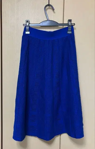 아모와르 카프리스 레이스 패턴 니트 스커트 파랑