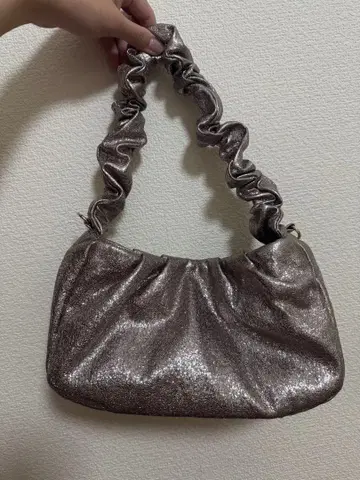 메탈릭 실버 프릴 핸들 백