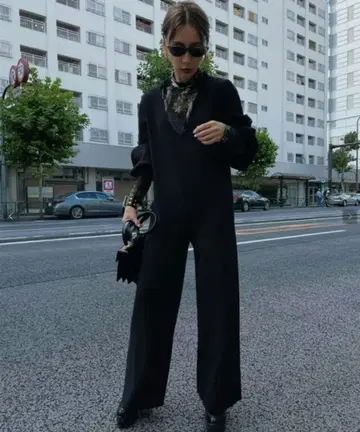 Ameri DEEP V NECK 아메리