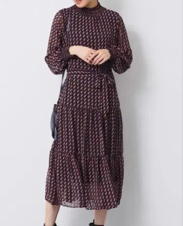 BLUSH 기하학 패턴 프티 하이넥 원피스