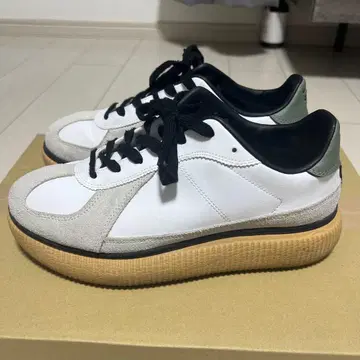 화이트/그레이 스웨이드 가죽 스니커즈