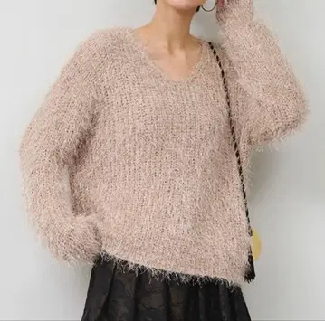 ESQUALO 복슬복슬 베이지 V넥 페더 니트