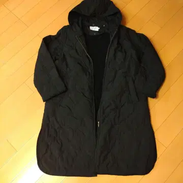 블랙 퀼팅 롱 코트 후드 부착