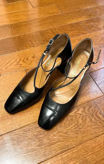 TRUSSARDI 트루사르디 천연 가죽 힐 스트랩 펌프스