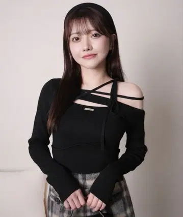 LIP SERVICE 아지메 오프숄더 스트랩 니트 블랙