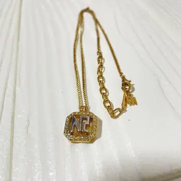 [ 새상품급 ] 니나리치 골드 로고 펜던트 목걸이