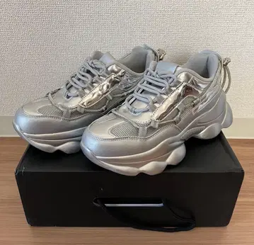 [ 새상품급 ] Fashion nova 실버 스니커즈 24cm