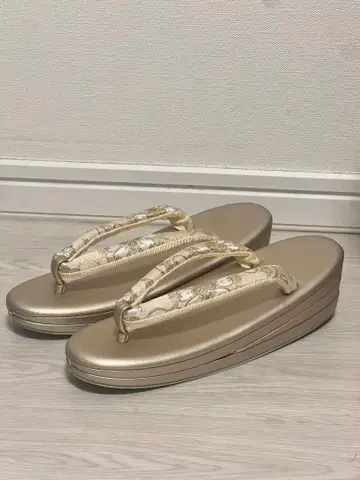 미사용 새상품 일본 의류 조리 통굽 골드