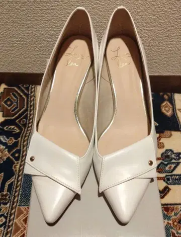 화이트 스틸레토 펌프스 사이즈 24cm