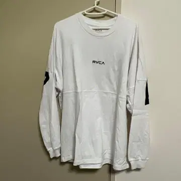 RVCA 로고 화이트 긴팔 티셔츠