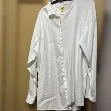 ART IS RESISTANCE 화이트 긴팔 셔츠