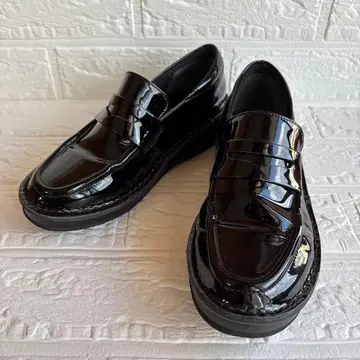 돌체 에나멜 소가죽 스티치 다운 로퍼 블랙 22cm