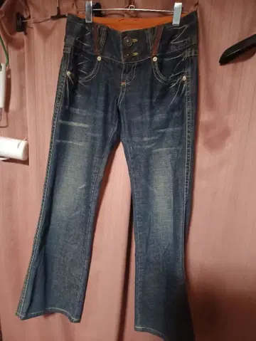 스테디셀러 레드 페퍼 부츠컷 데님 다크 데님 2 버튼