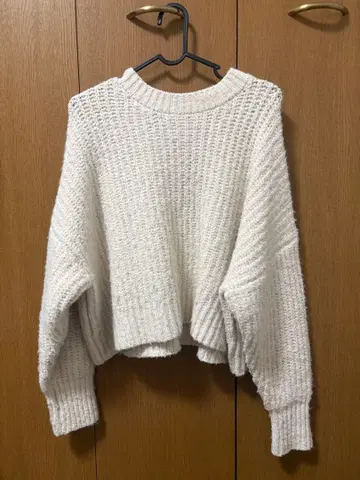 화이트 리브 오버 사이즈 니트