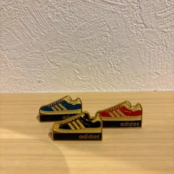 adidas 스니커즈형 핀 배지 3개 세트