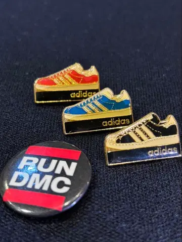 adidas 스니커즈형 핀 배지 3개 세트