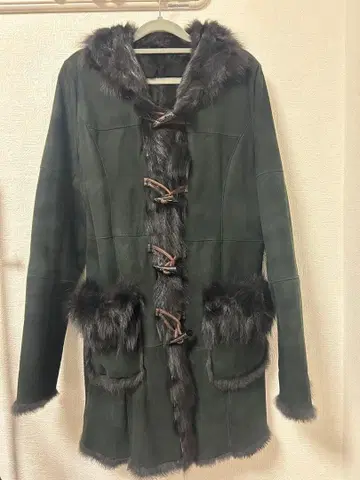 다크 그린 무스탕 코트 퍼 포함