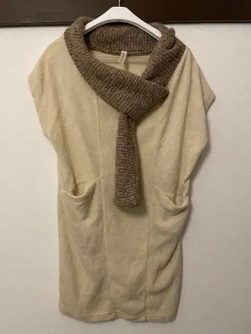 Discoat 베이지 무릎 기장 원피스 니트 머플러