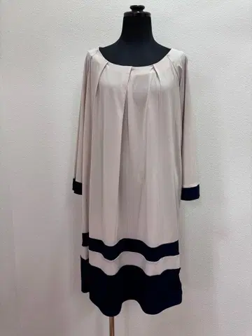 [ 새상품 ] a.v.v standard 절개 원피스