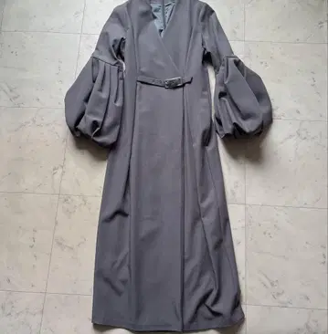 아뉴앙스 볼륨 슬리브 내로우 원피스 그레이