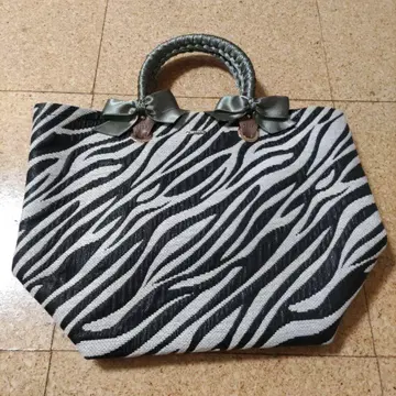 제브라 패턴 토트백