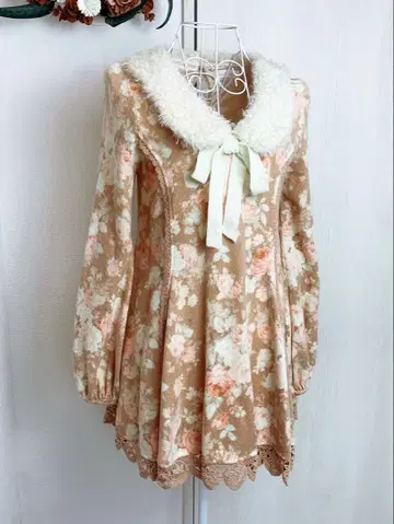 [ LIZ LISA ] 복슬복슬 카라 부착 꽃무늬 밀키 컬러 원피스