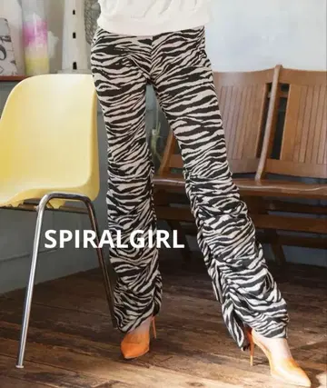 SPIRALGIRL 스파이럴걸 사이드 개더 플레어 팬츠 제브라 패턴