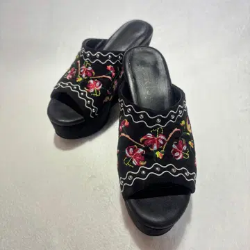 EVRIS 자수 스웨이드 샌들