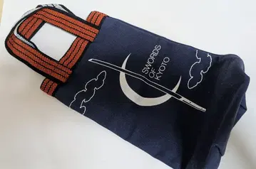 교토의 칼 전시회 술주머니