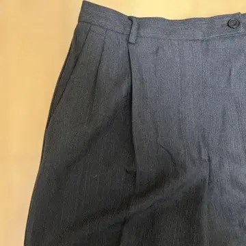 차콜 그레이 2턱 슬랙스 First issue