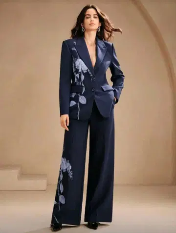 꽃무늬 네이비 블루 수트 셋업