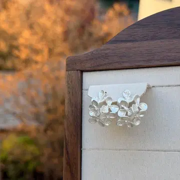 플로럴 디자인 귀걸이 꽃 모티브 매트 실버