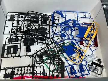 건담 프라모델의 남은 부품