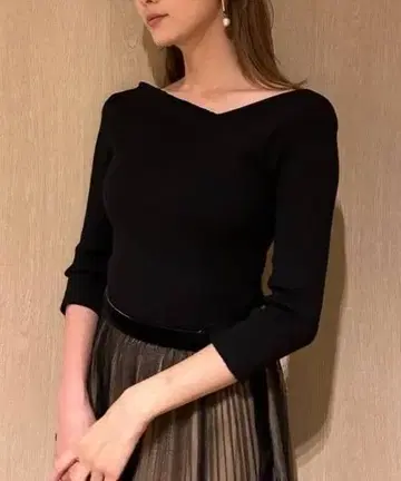 드레이프 데콜테 리브 니트 FRAY I.D BLK