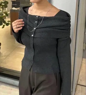 mystic 오프숄더 디자인 리브 니트 차콜 그레이