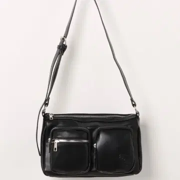 블랙 포켓 부착 숄더백