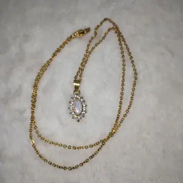 오팔과 크리스탈의 목걸이