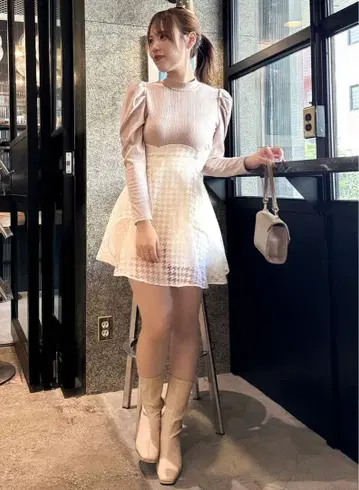 dazzlin 백리본 파워숄더 미니 코르셋 원피스 베이지