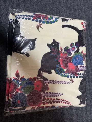 검은 고양이와 꽃무늬 유카타 오비 끈 포함