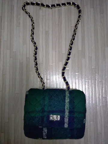 그린 계열 체크 무늬 숄더백